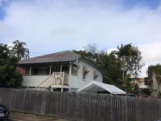Airbnb East Brisbane Holiday Rentals Places To Stay