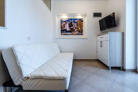 Popular Airbnb listing: Studio 2 (2+1) in Srinjine