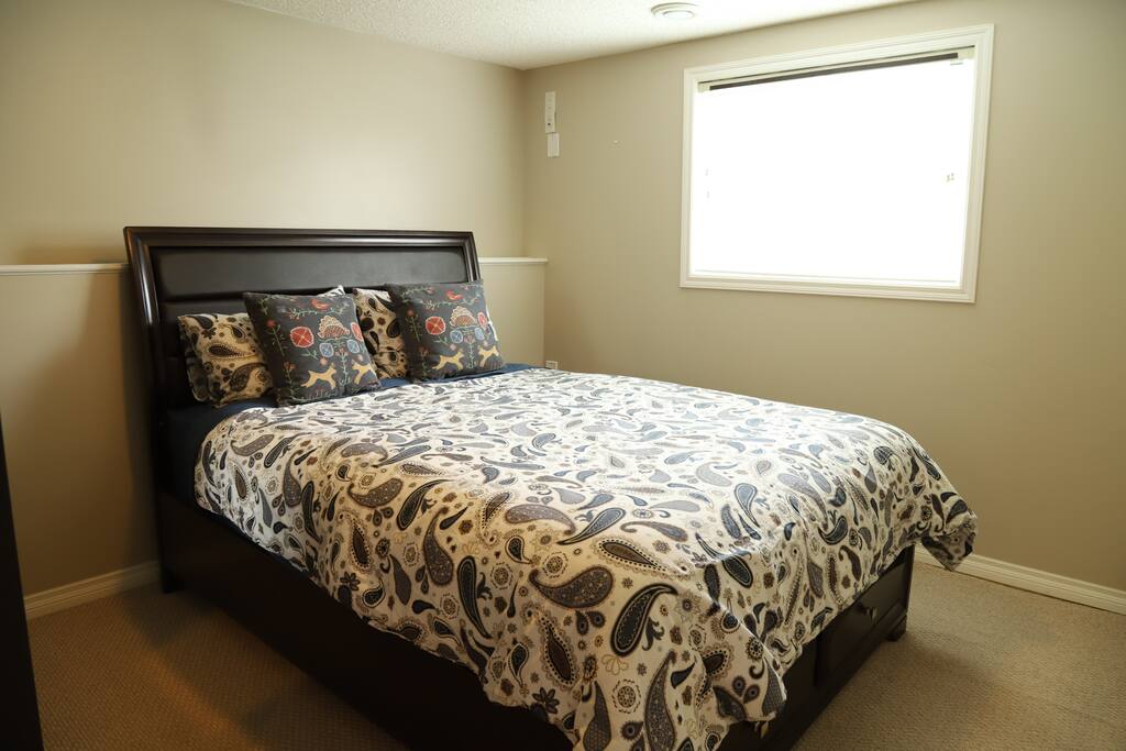 New queen bed (hotel standard)