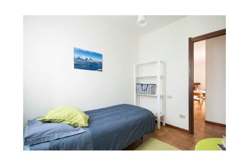 Camera da letto singola // Single bedroom