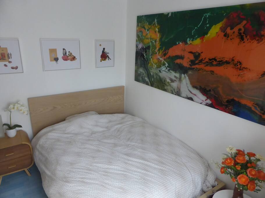 Chambre principale calme avec créations contemporaines diverses