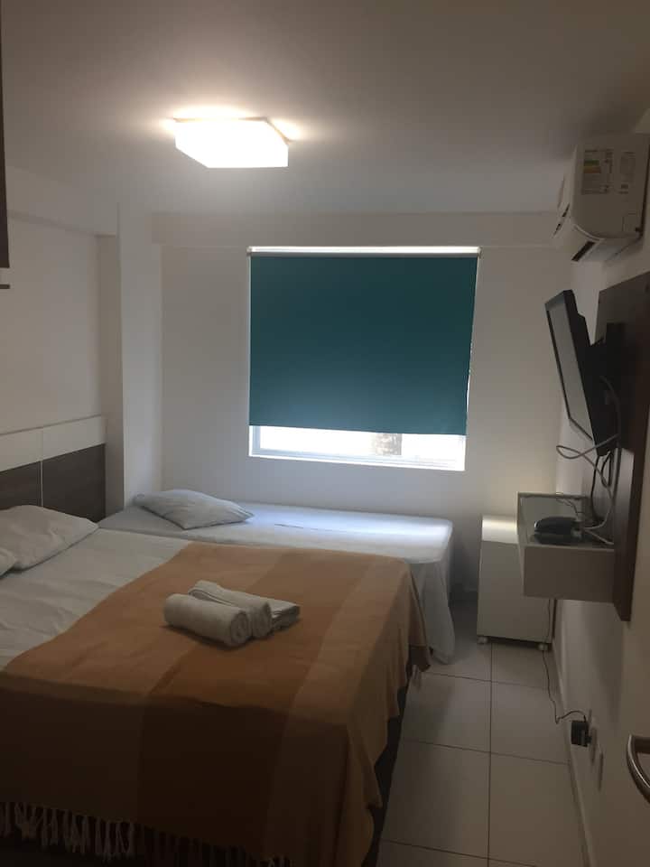 Szoba kétszemélyes ággyal, egyszemélyes ággyal, net TV-vel, gardróbbal