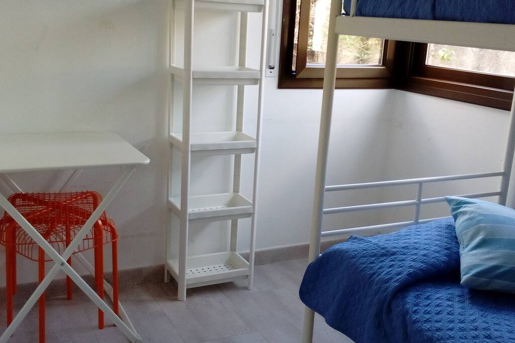 Habitación 1, con litera y posible colchón en el suelo o cama de 70cm. Guardarropa. Mesa y silla. Con ventanas al jardín Habitaciones confortables Sant Cugat del Vallés 1