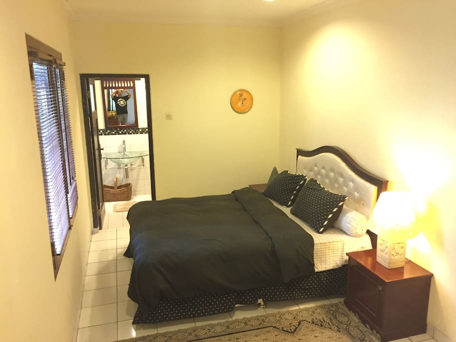 Bedroom w/ King-Size Bed