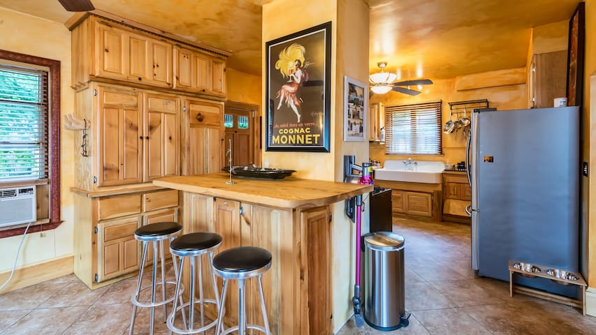 Salem 2 Bedroom House. Walk downtown, dogs welcome