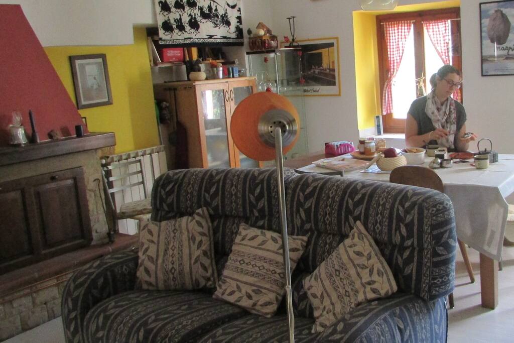 La sala da pranzo con il caminetto