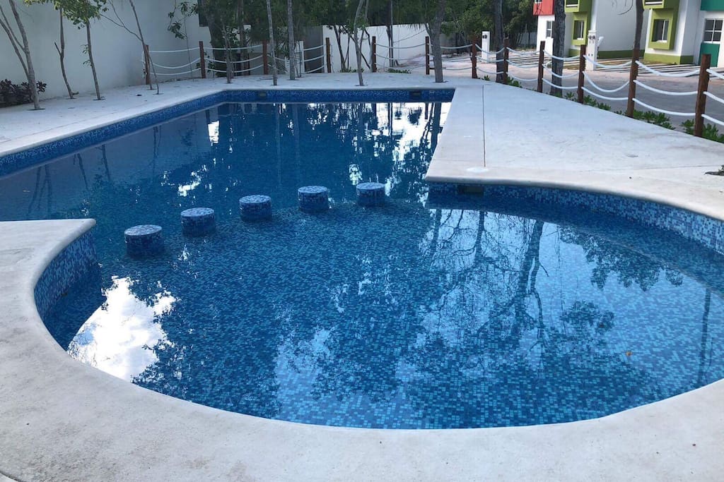 Community pool- piscina comunitaria.