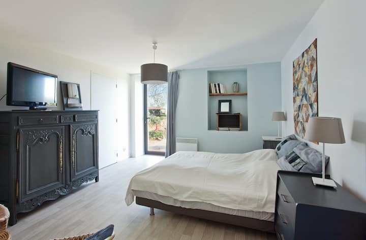 spavaća soba s tuš-kadom u prizemlju