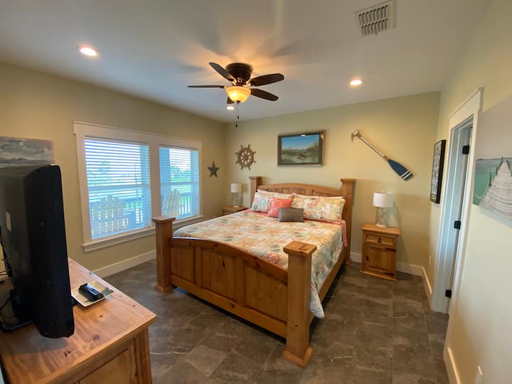 Спална соба со брачен кревет