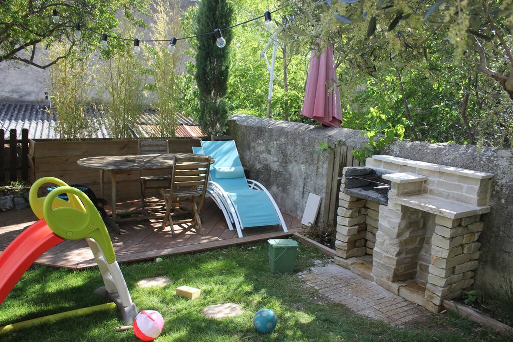 Terrasse du jardin / Terrasse in garden