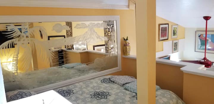 מיטת קווין בחדר השינה בלופט