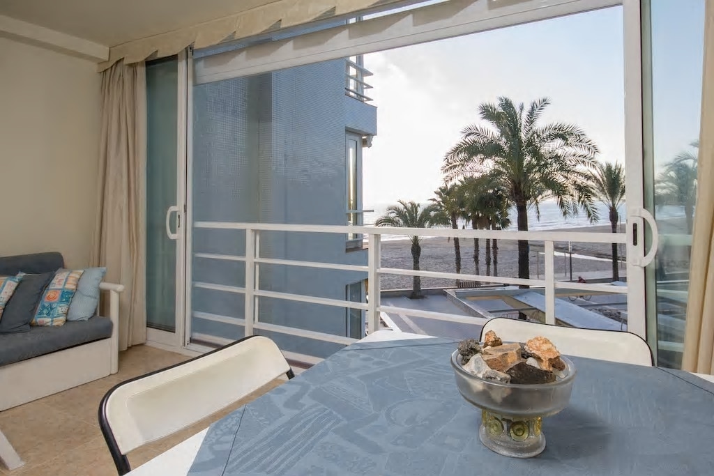 Terasa na spodnom poschodí. Pohovka, ktorá sa zmení na 2 samostatné postele. 2 kreslá + rozťahovací stôl