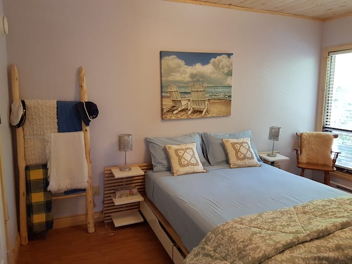 Hlavná spálňa - 2. poschodie - manželská posteľ Queen v DOME PRI JAZERE CANAM