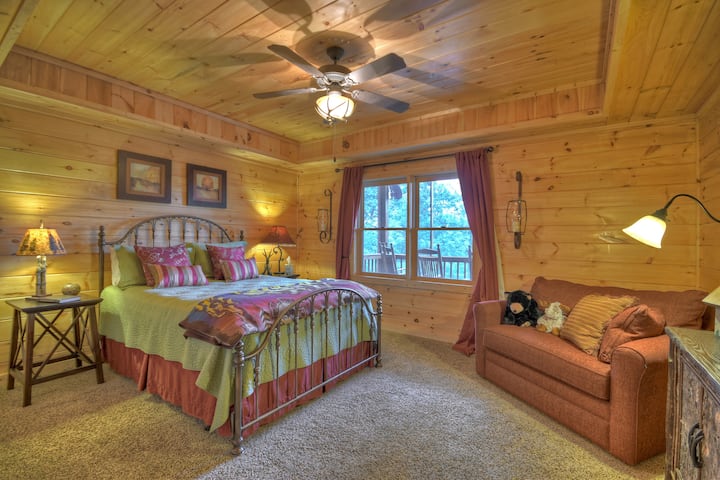 Dhomë gjumi e nivelit të tarracës. Krevat dopio "queen" dhe një karrige e madhe që hapet në një krevat dopio për më shumë mundësi gjumi