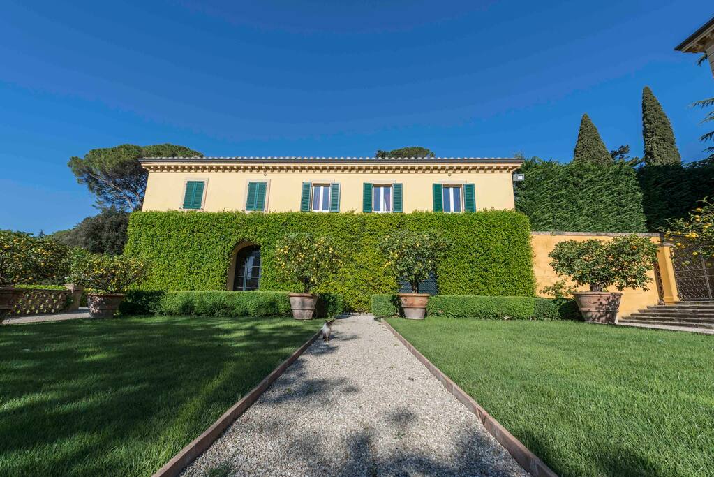 Veduta dal giardino