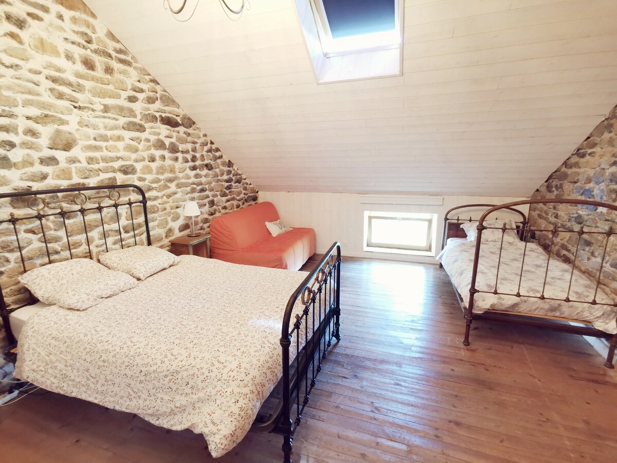 Საძინებელი 2 მე-2 სართულზე: 1 ორადგილიანი საწოლი, 1 ერთადგილიანი საწოლი, 1 დაწკაპუნება 