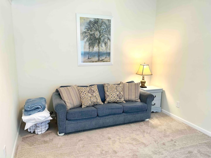 سحب الأريكة في المكتب، والوسائد والفراش محمية بأغطية مضادة للماء.