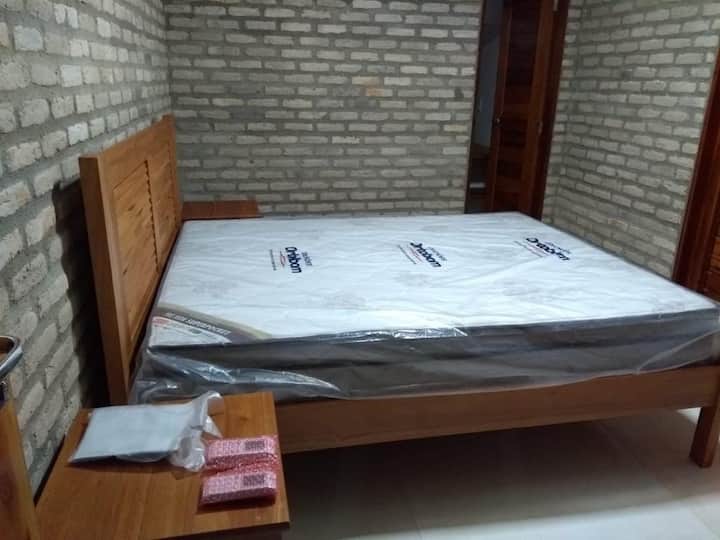 Chambre Suite 1 avec climatisation, lit queen size, matelas, draps et serviettes