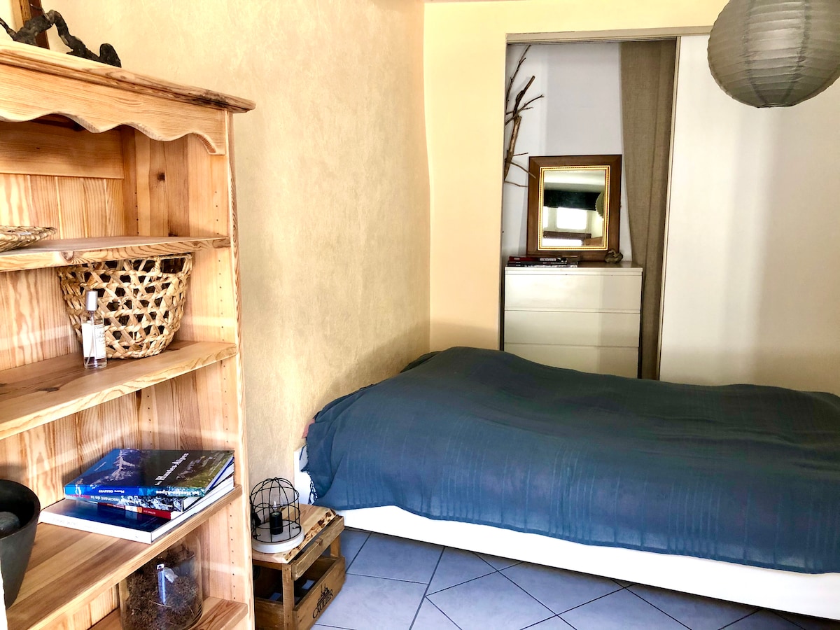 Ambienti i dhomës së gjumit