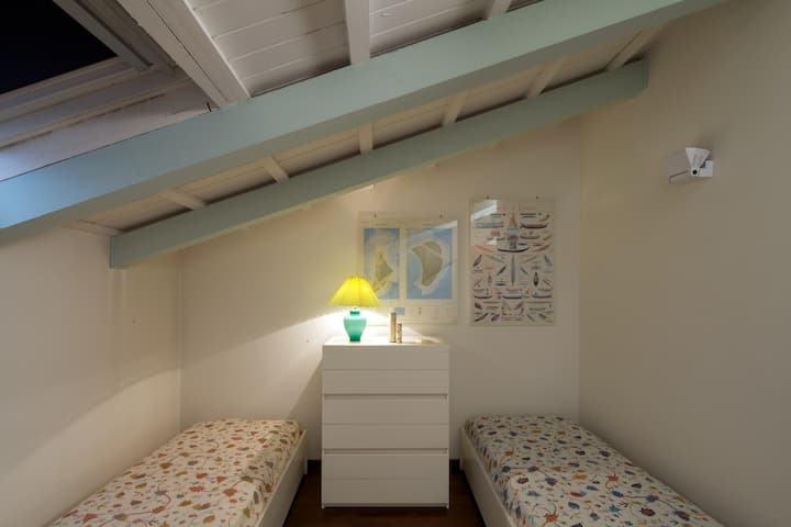 Chambre avec lits jumeaux à l'étage