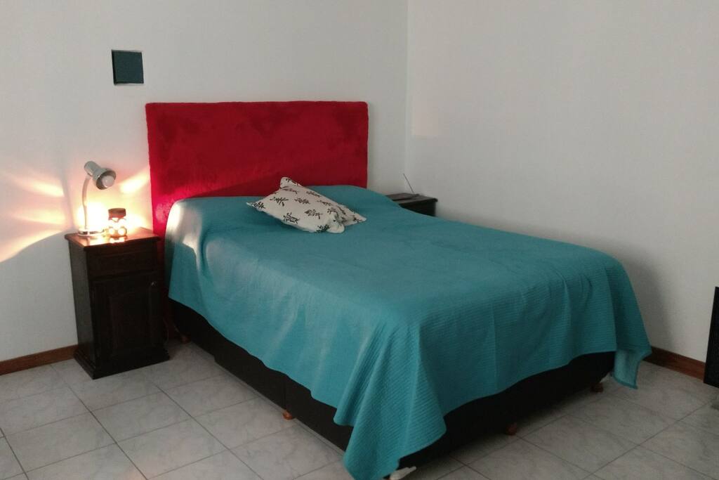 Sommier de 2 plazas con respaldo y mesas de luz