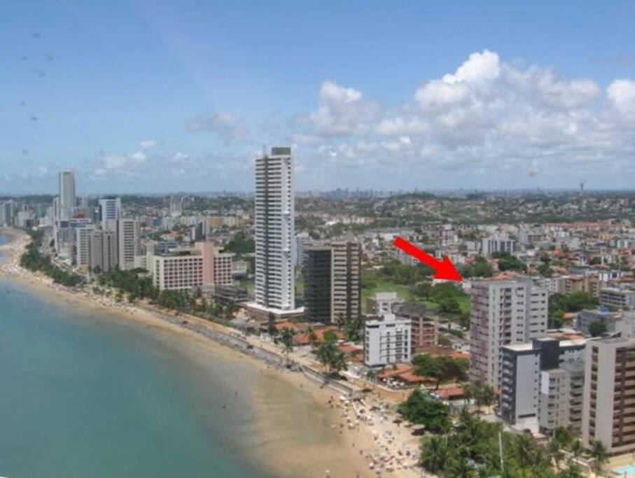 Foto aérea da orla de Olinda, com o Ed. Ana Lygia
