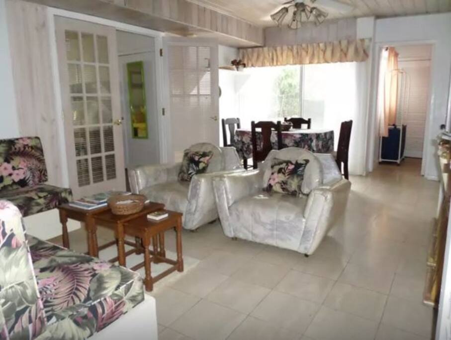 Sitting area / Breakfast room