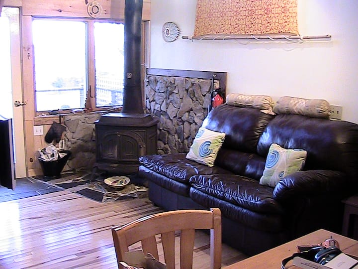 客厅设有沙发床。