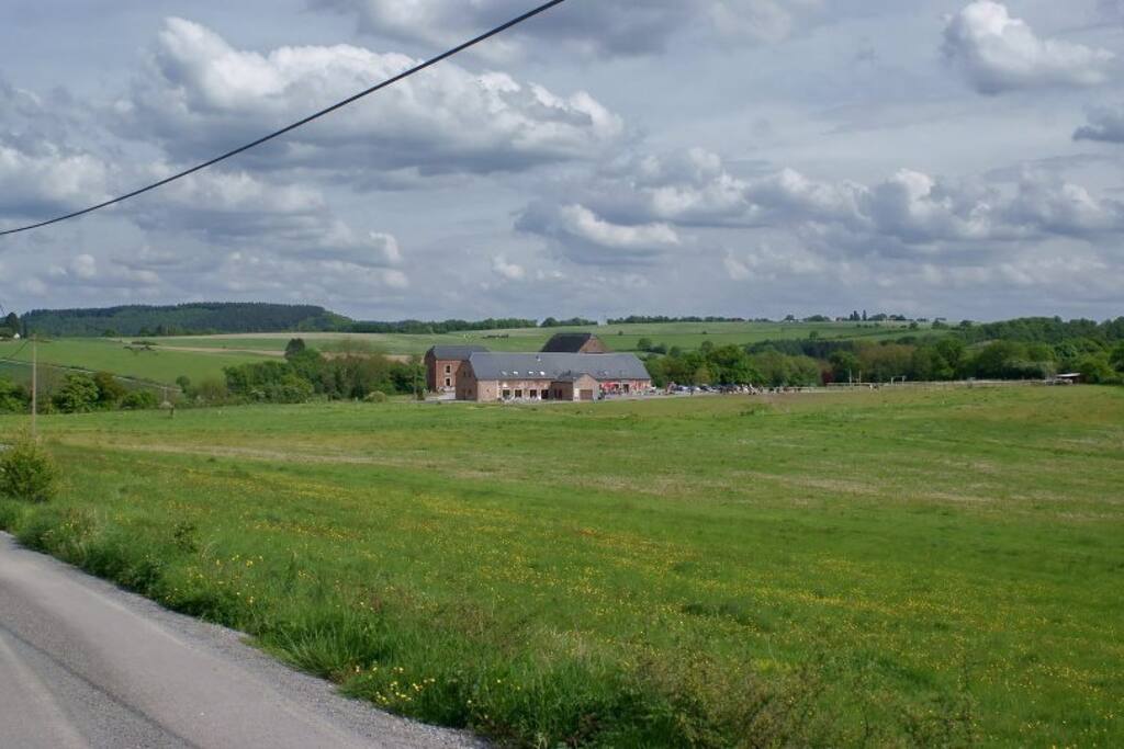 Un hameau privé de 2 km. Een doodlopende privé toegangsweg van 2 km.