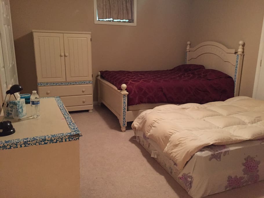 Has one bed room set and one extra mattress.