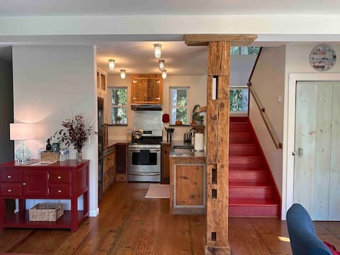 Modern Retreat-waterfalls, hottub, king bed, CU