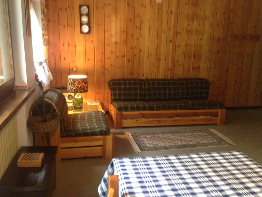 soggiorno con poltrona/letto e divano/letto