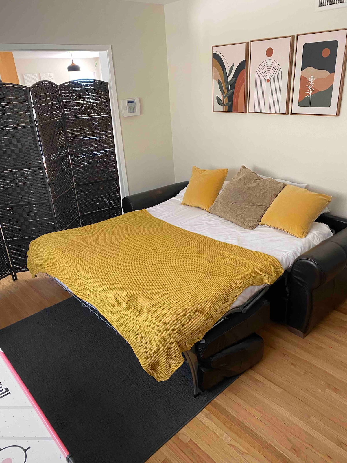 Vuta kitanda kilichoambatishwa kwenye chumba cha kulia chakula na jiko lililotenganishwa na mtaalamu wa sherehe 