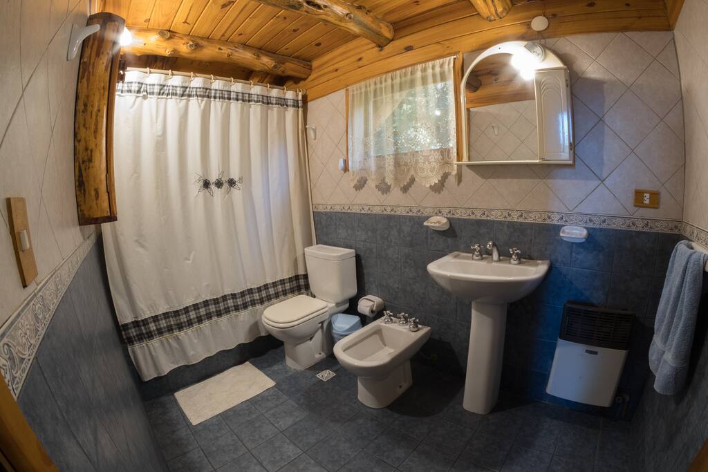 Baño que se comparte entre dos habitaciones