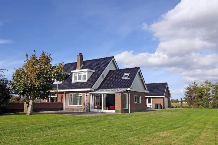 Family house "Dacha op de Slufterweg"