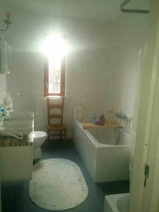 Badkamer met douche wastafel en toilet naast de kamer
