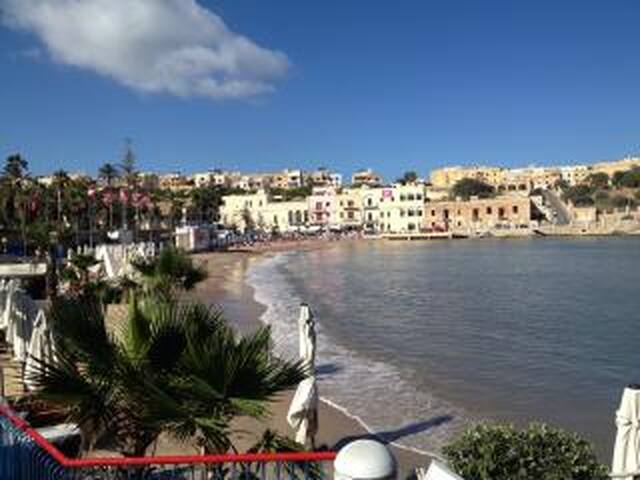 Minutes away from beach, eats, schools & clubs!