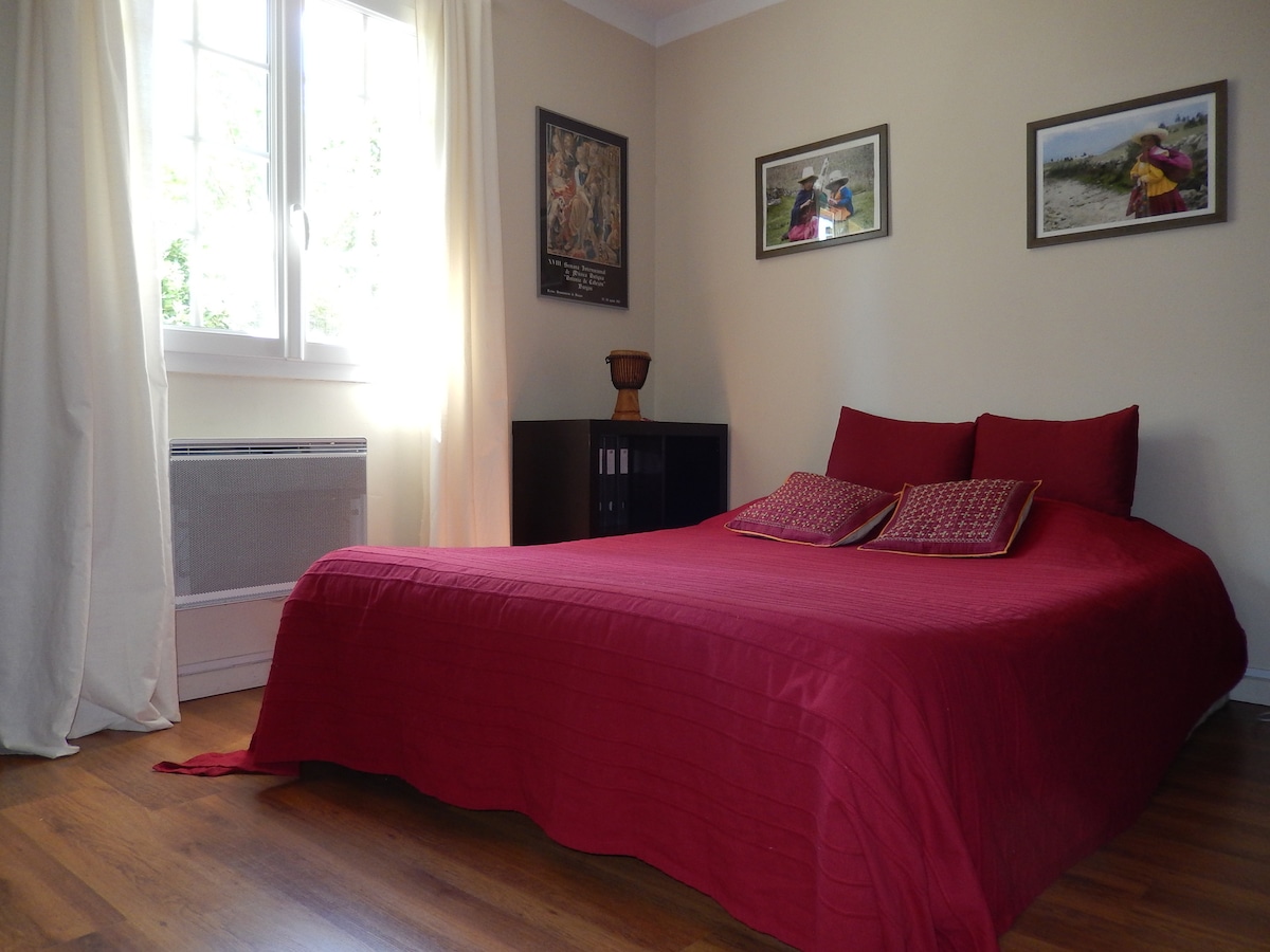 2号卧室配有一张床，面积为1平方米，非常好的新床上用品 