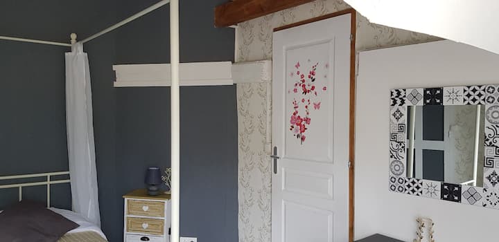 Habitación con cama doble con dosel