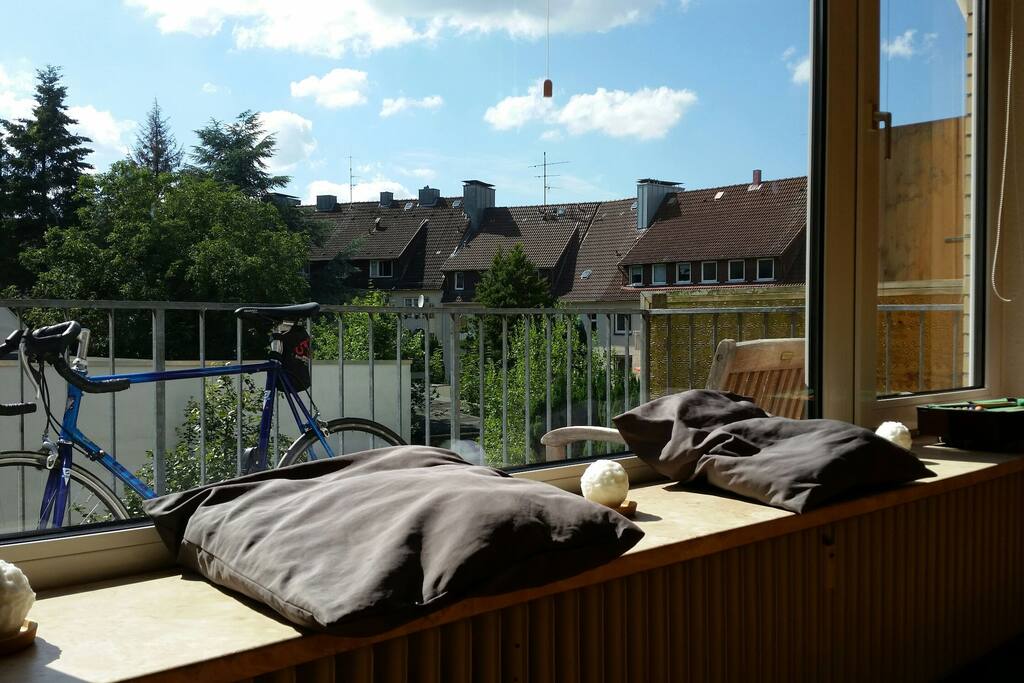 Ausblick Wohnzimmer auf den eigenen Balkon und Innenhof