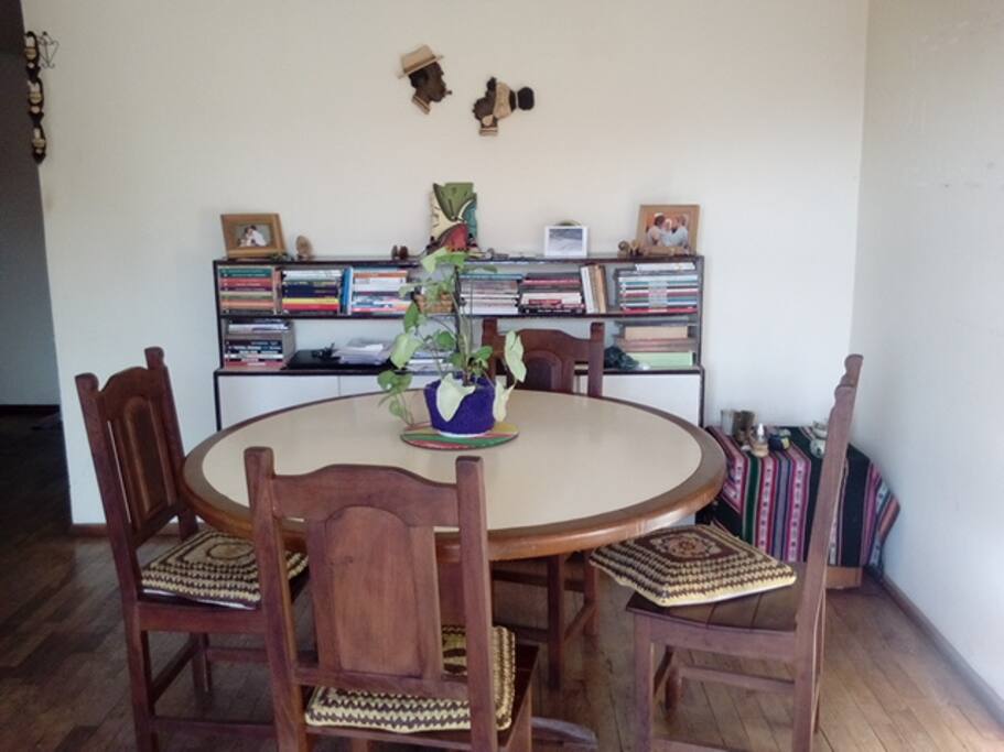 Amplio y cómodo living comedor. De fondo, algunos libros que podrán leer si desean!