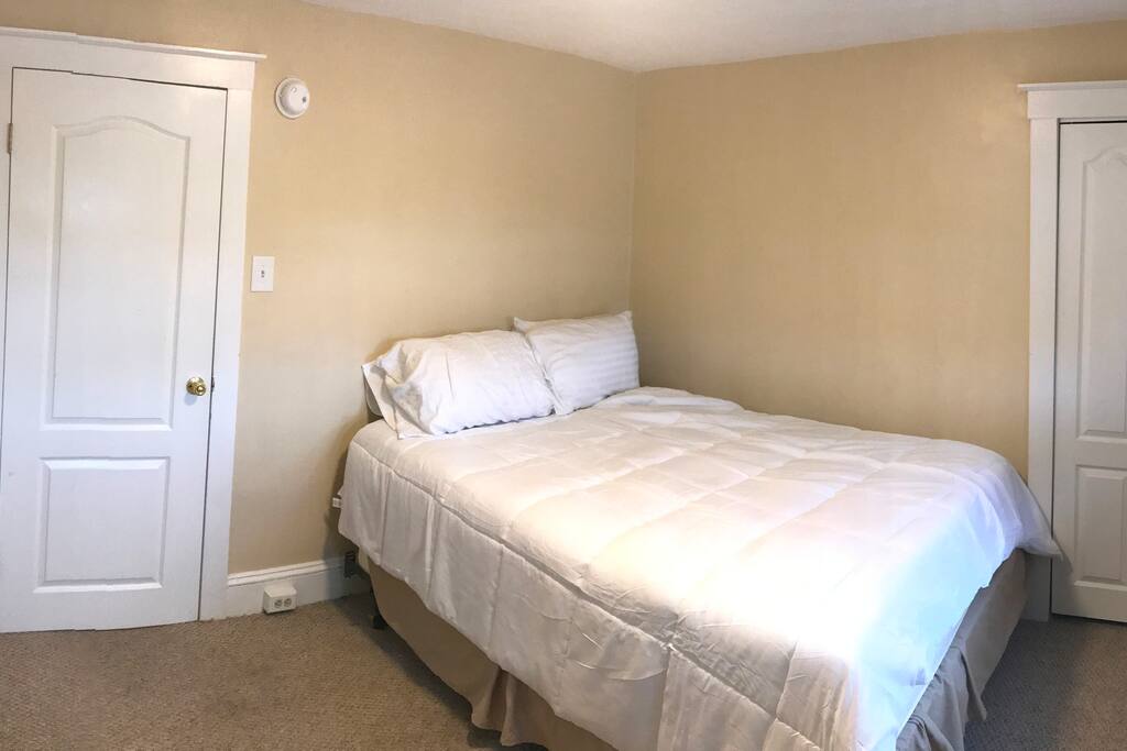 3rd Floor Bedroom
(One Queen Bed)