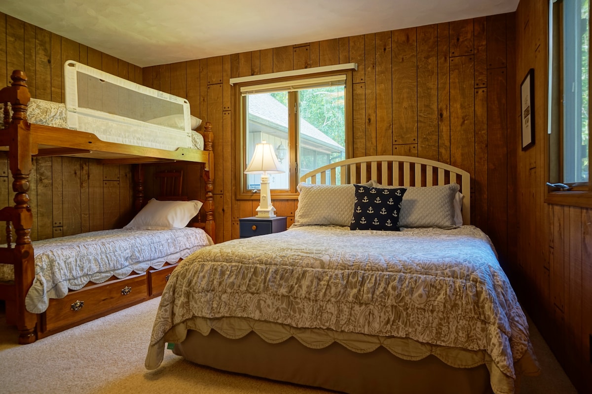 Eerste slaapkamer met een queensize bed en een stapelbed!