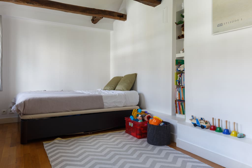 1st room - queen size bed