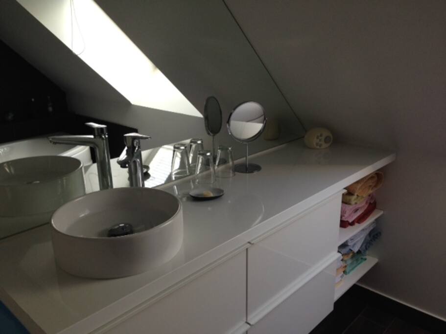 meuble vasque , linge de toilette à disposition