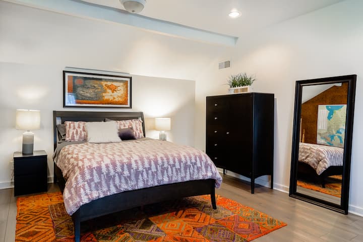 سرير بمقاس كبير بغرفة نوم رئيسية
