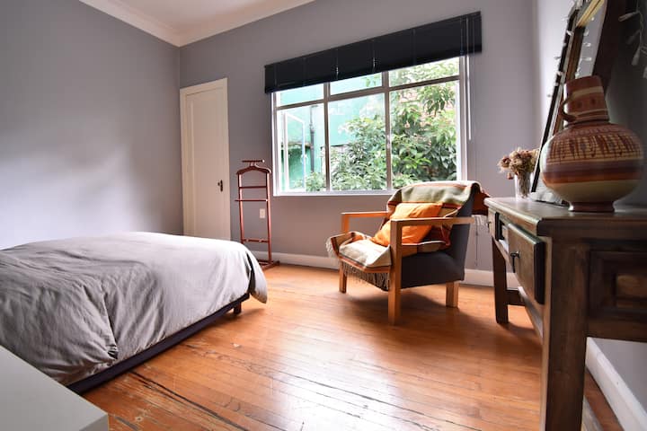 卧室1 -欣赏露台的倡导树