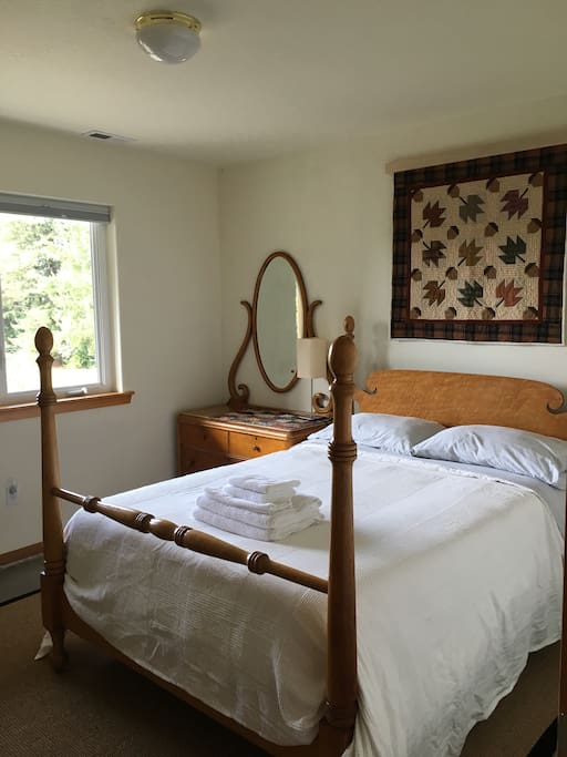Antique Full/Double firm memory foam mattress with valley views and a desk