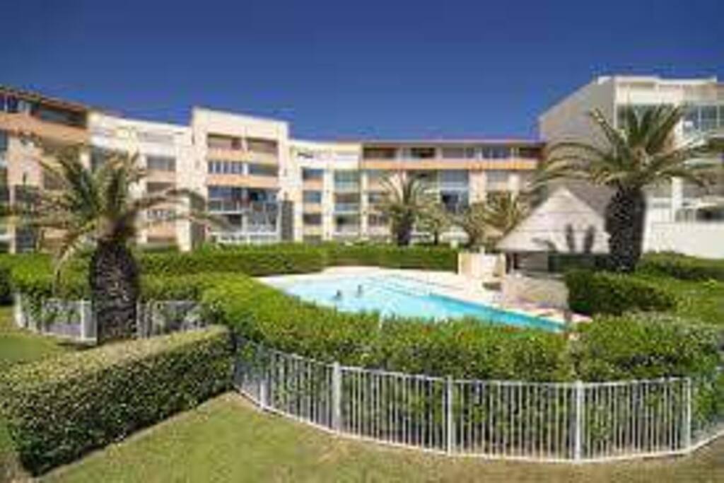 la piscine et la résidence