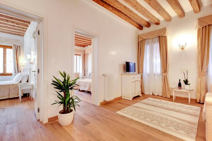 Nikki House Venice Apartment Canal gallery image 3